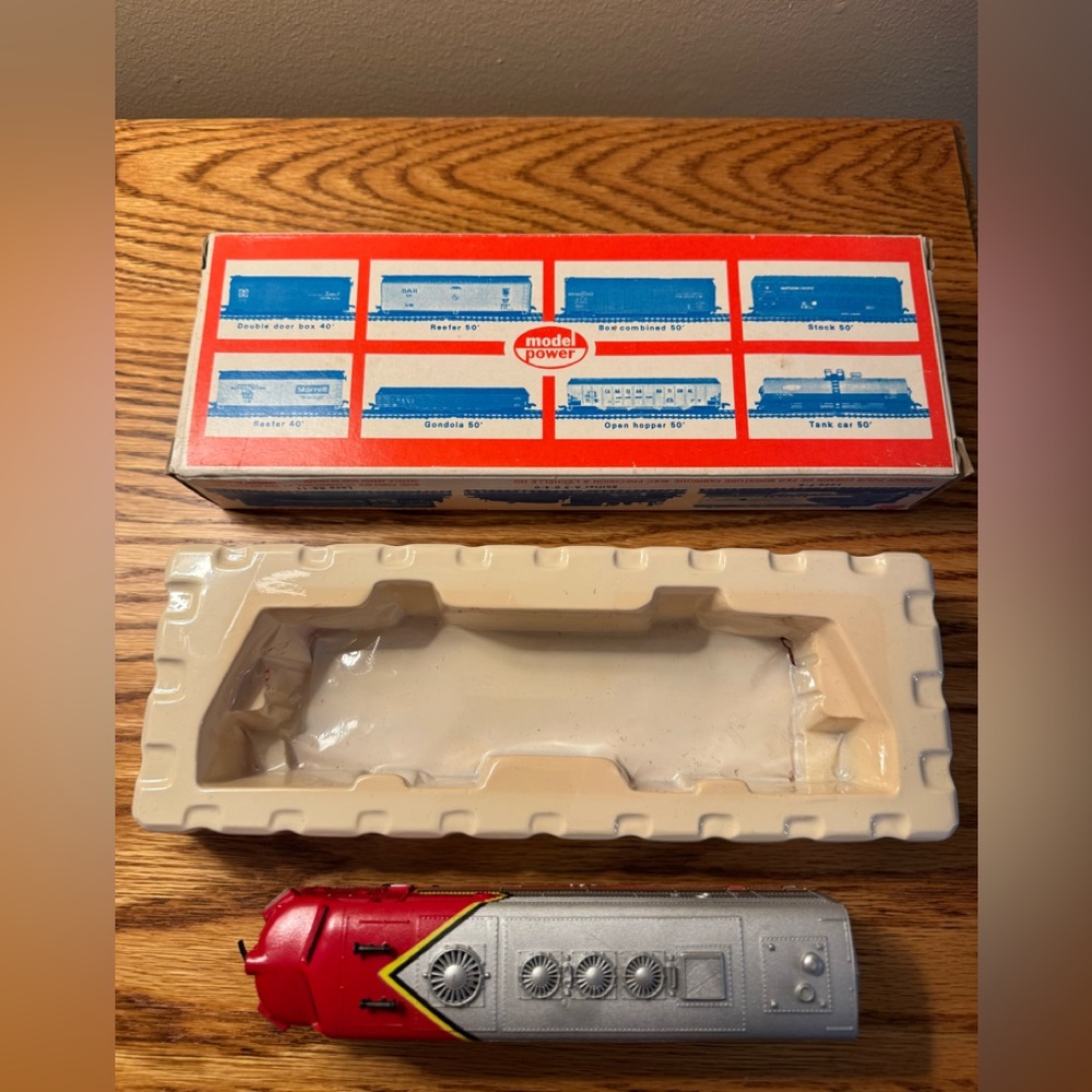 Model Power Santa Fe Toy Train Locomotive HO Scale Model Train In Box Display. - Picture 5 of 14